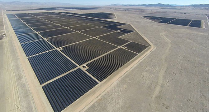 Запущена крупнейшая в мире солнечная электростанция мощностью 550 МВт.