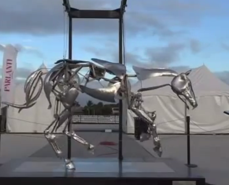 Художник создал механическую скульптуру лошади.