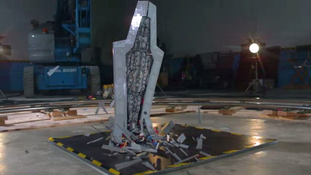 Super Star Destroyer собрали из Lego и… разрушили